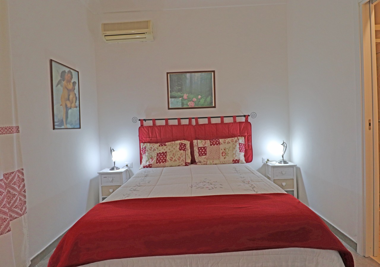 Mongiardino-monolocale-la-maddalena-immobiliare-murphy-camera