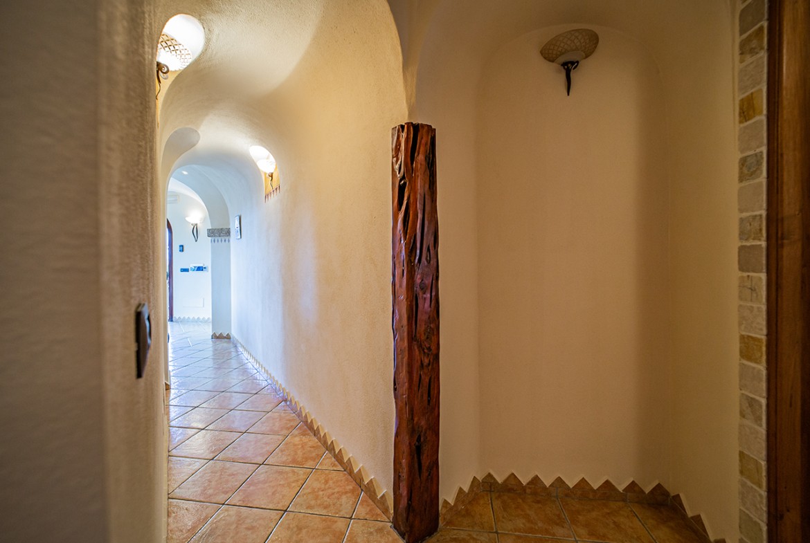 80-la-maddalena-affitto-immobiliare-murphy-le-pergole-02-corridoio