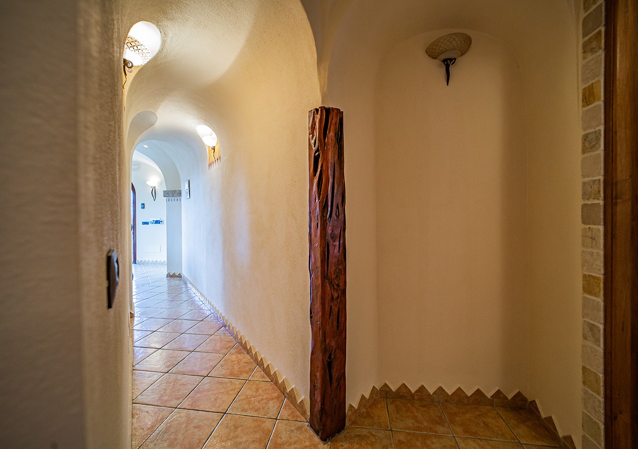 80-la-maddalena-affitto-immobiliare-murphy-le-pergole-02-corridoio
