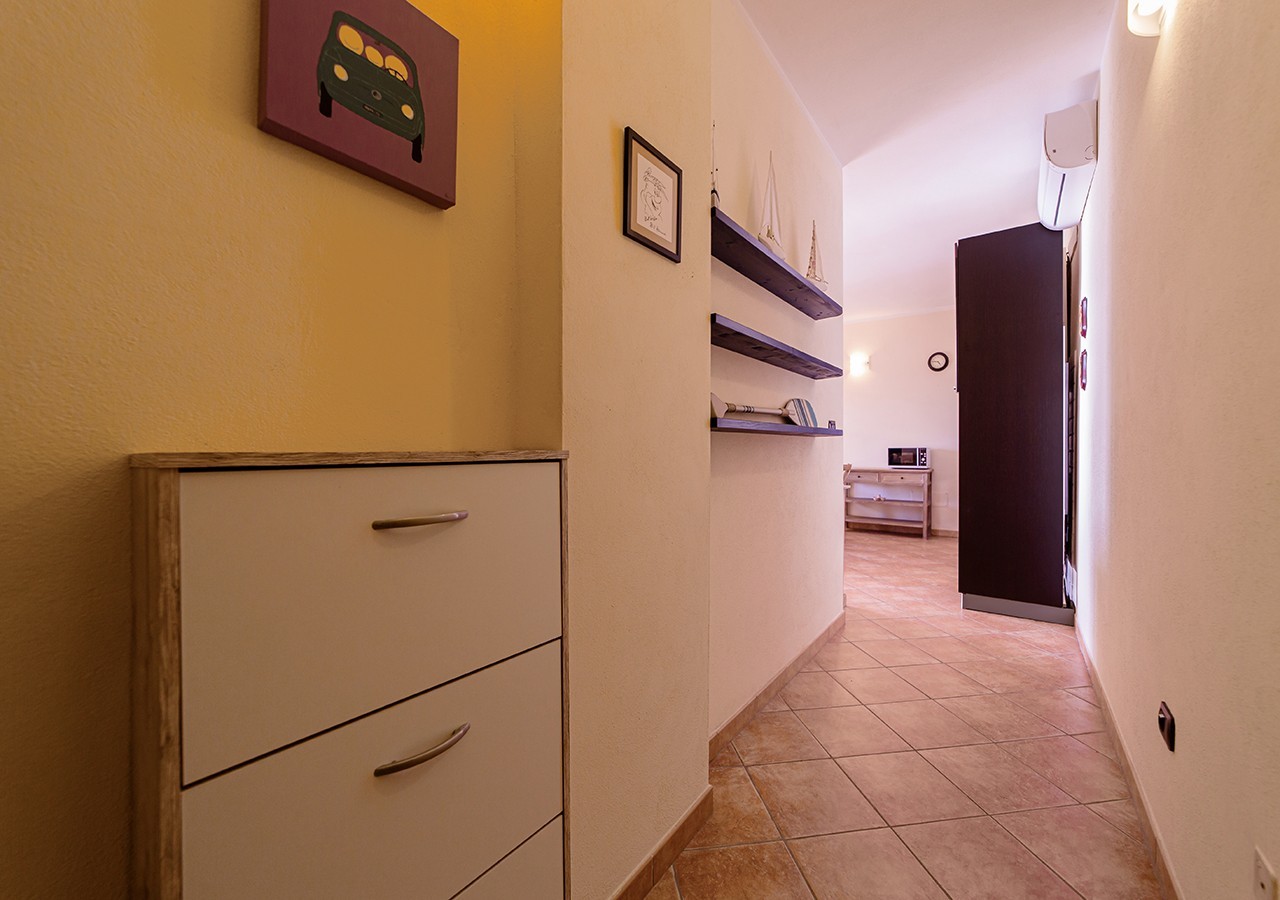 la-maddalena-immobiliare-murphy-bilocale-padule-corridoio