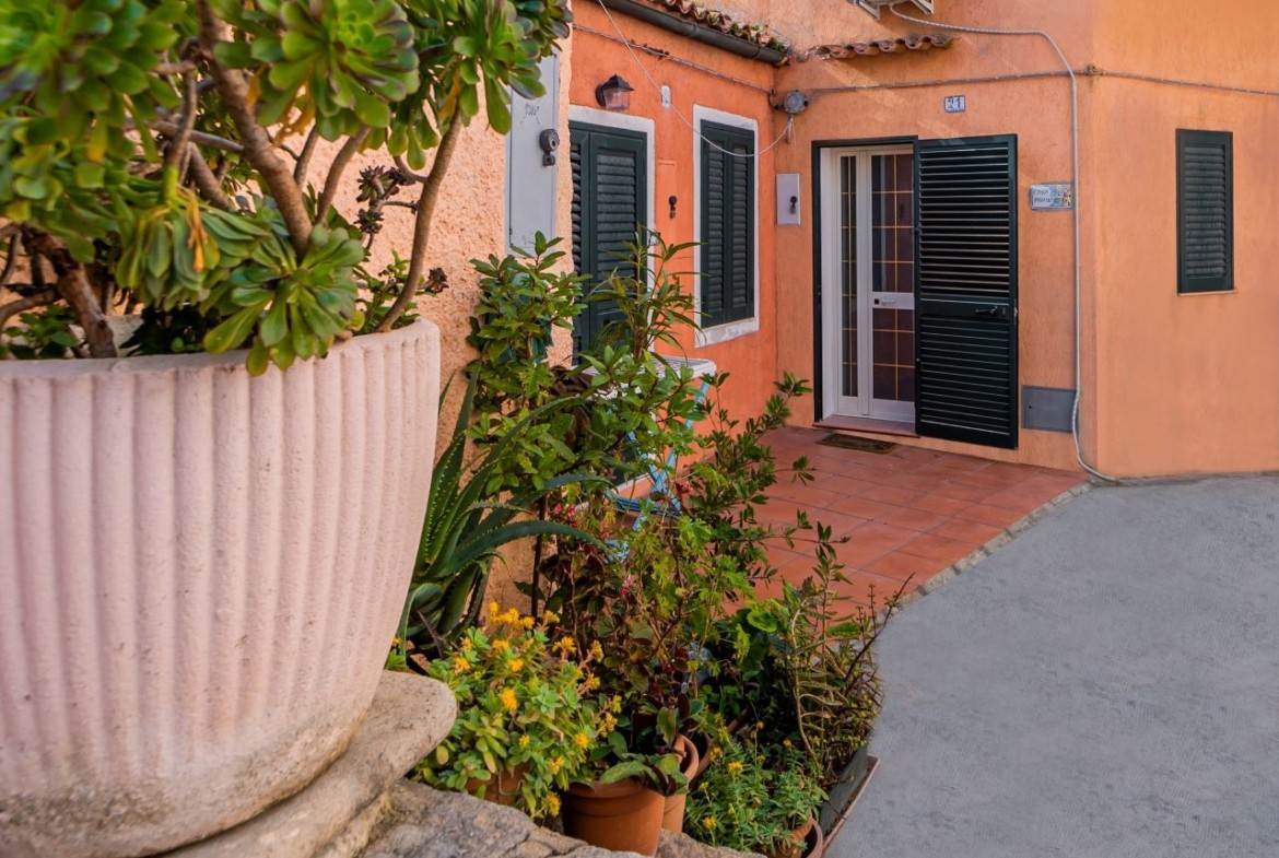 la-maddalena-immobiliare-murphy-monolocale-esterno