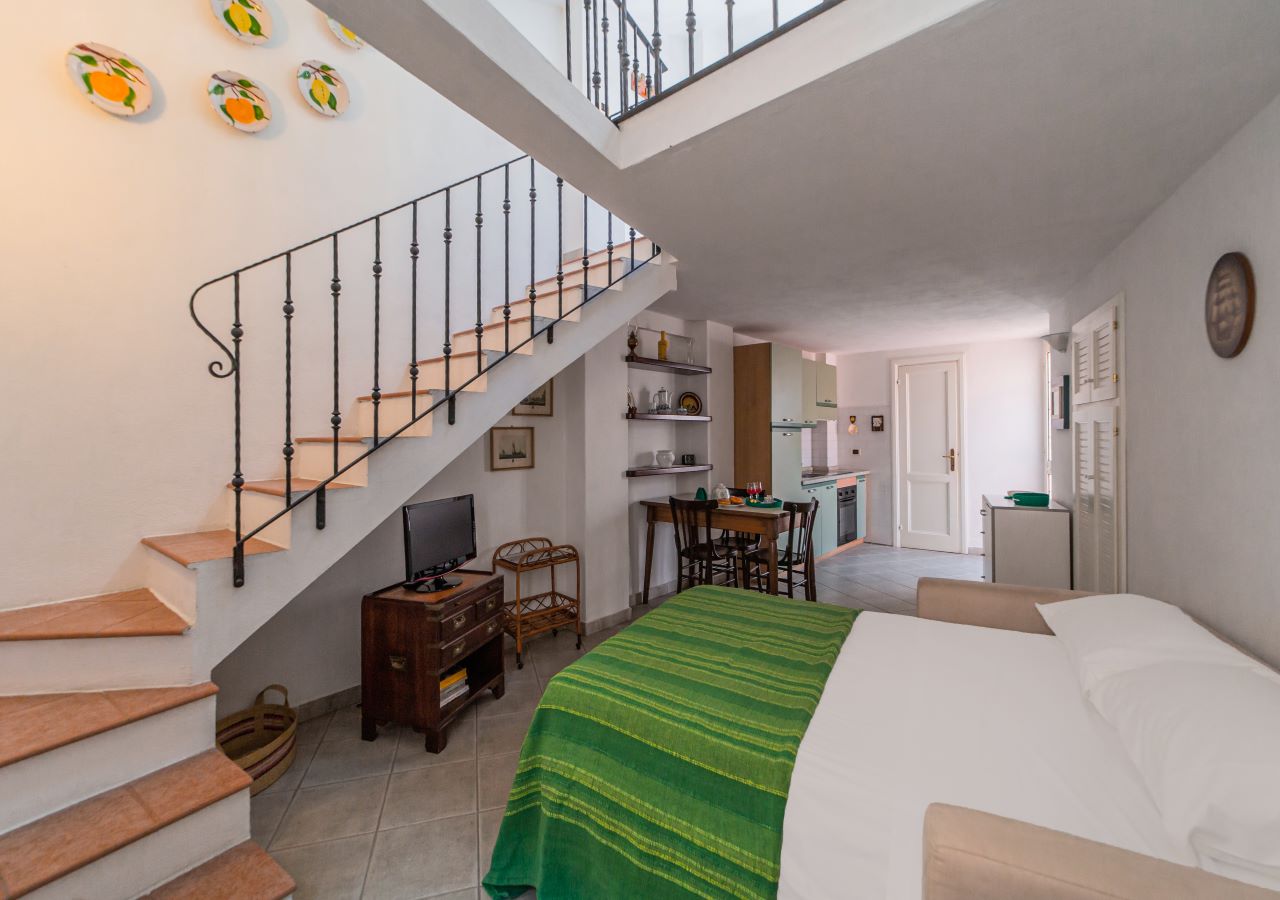 la-maddalena-immobiliare-murphy-monolocale-soggiorno