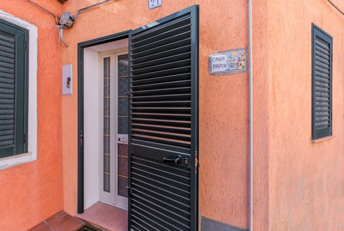 la-maddalena-immobiliare-murphy-monolocale-ingresso
