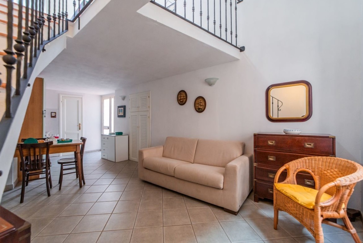 la-maddalena-immobiliare-murphy-monolocale-soggiorno