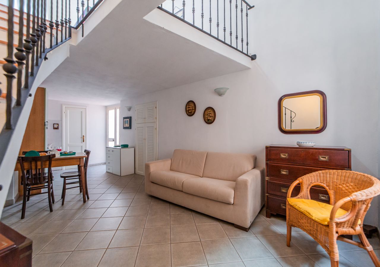 la-maddalena-immobiliare-murphy-monolocale-soggiorno