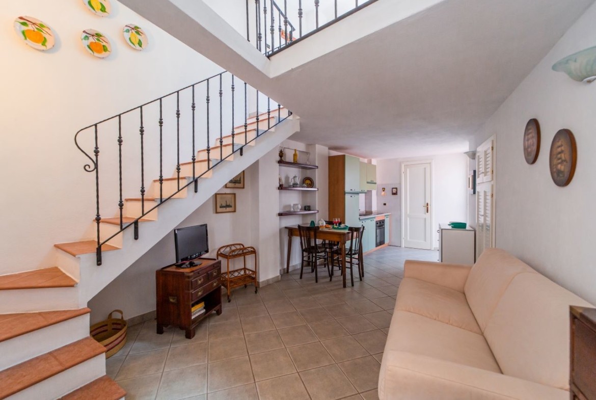 la-maddalena-immobiliare-murphy-monolocale-soggiorno