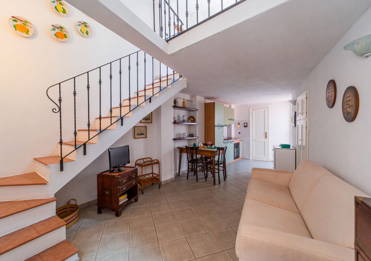 la-maddalena-immobiliare-murphy-monolocale-soggiorno