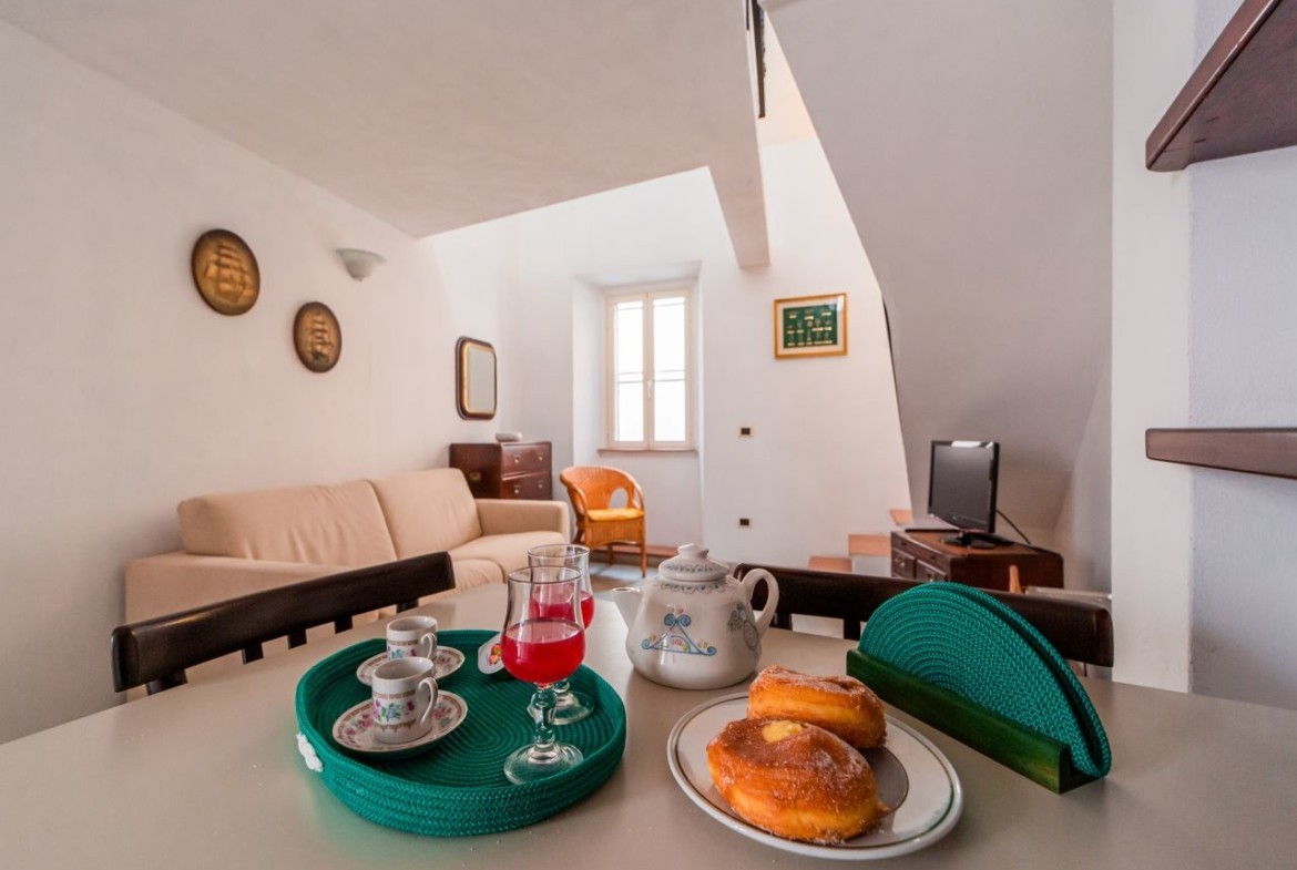 la-maddalena-immobiliare-murphy-monolocale-soggiorno