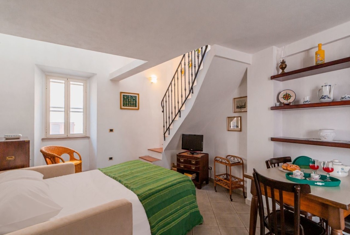 la-maddalena-immobiliare-murphy-monolocale-soggiorno