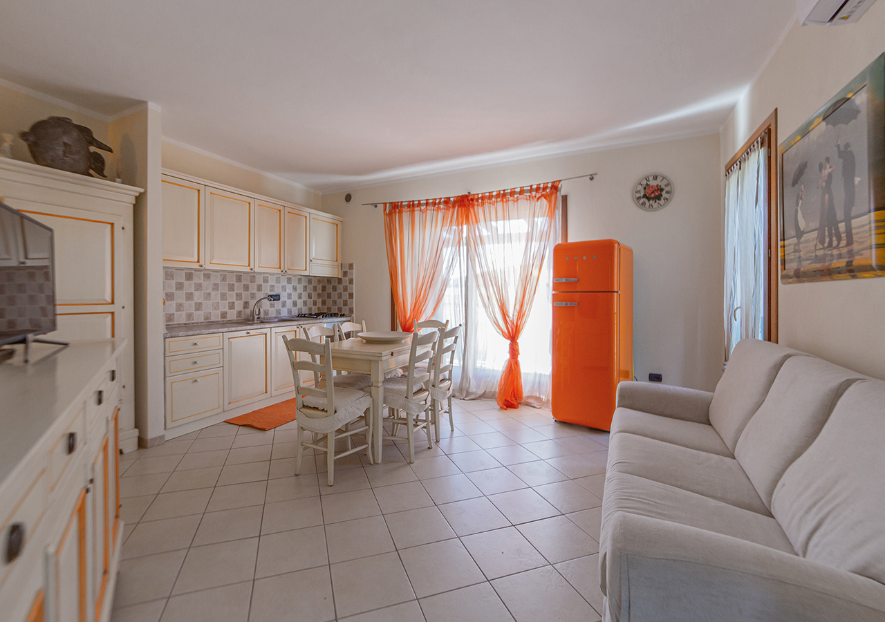 la-maddalena-immobiliare-murphy-attico-arancione-padule-soggiorno