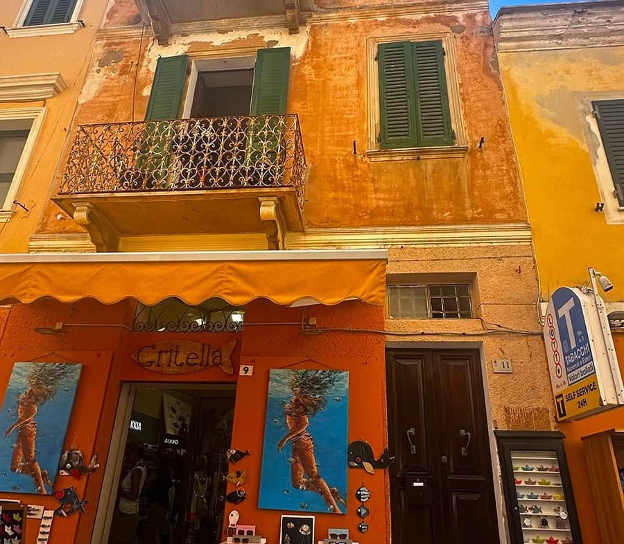 Trilocale con balcone nel cuore del centro storico dell’isola di la maddalena